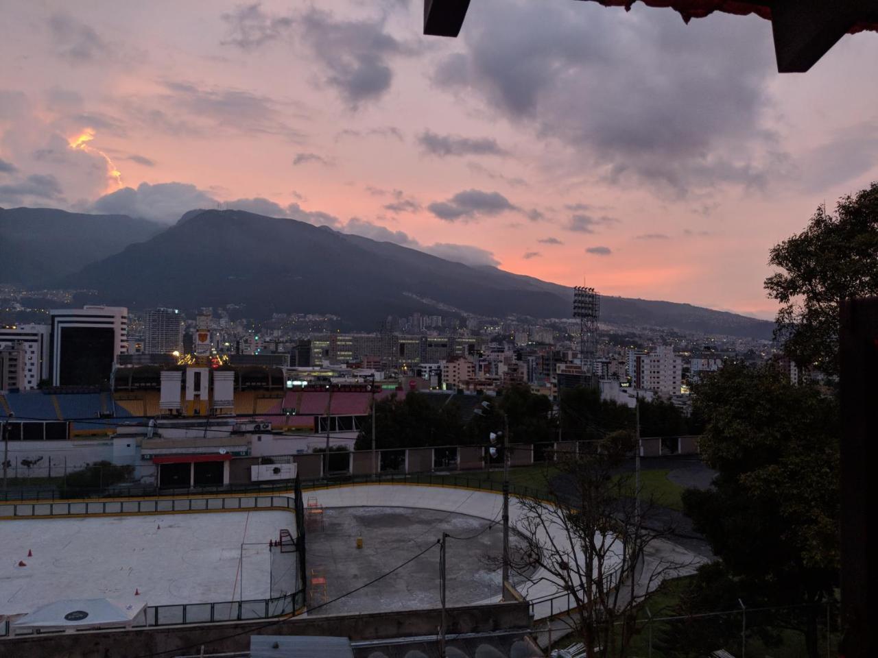 Air Suites Hotel Boutique Quito Exterior photo